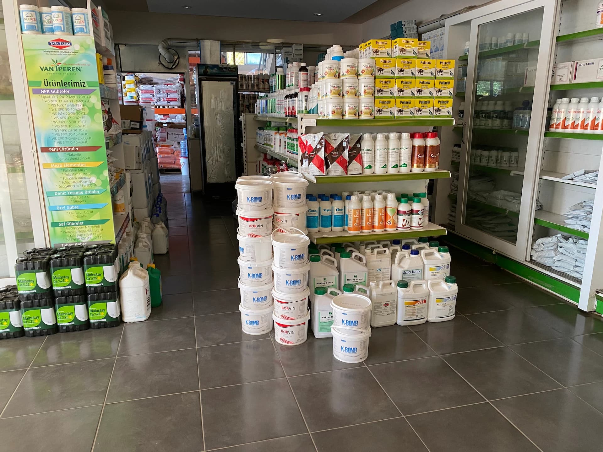 Akdenizli Tarım mağazasında zirai ürün rafları