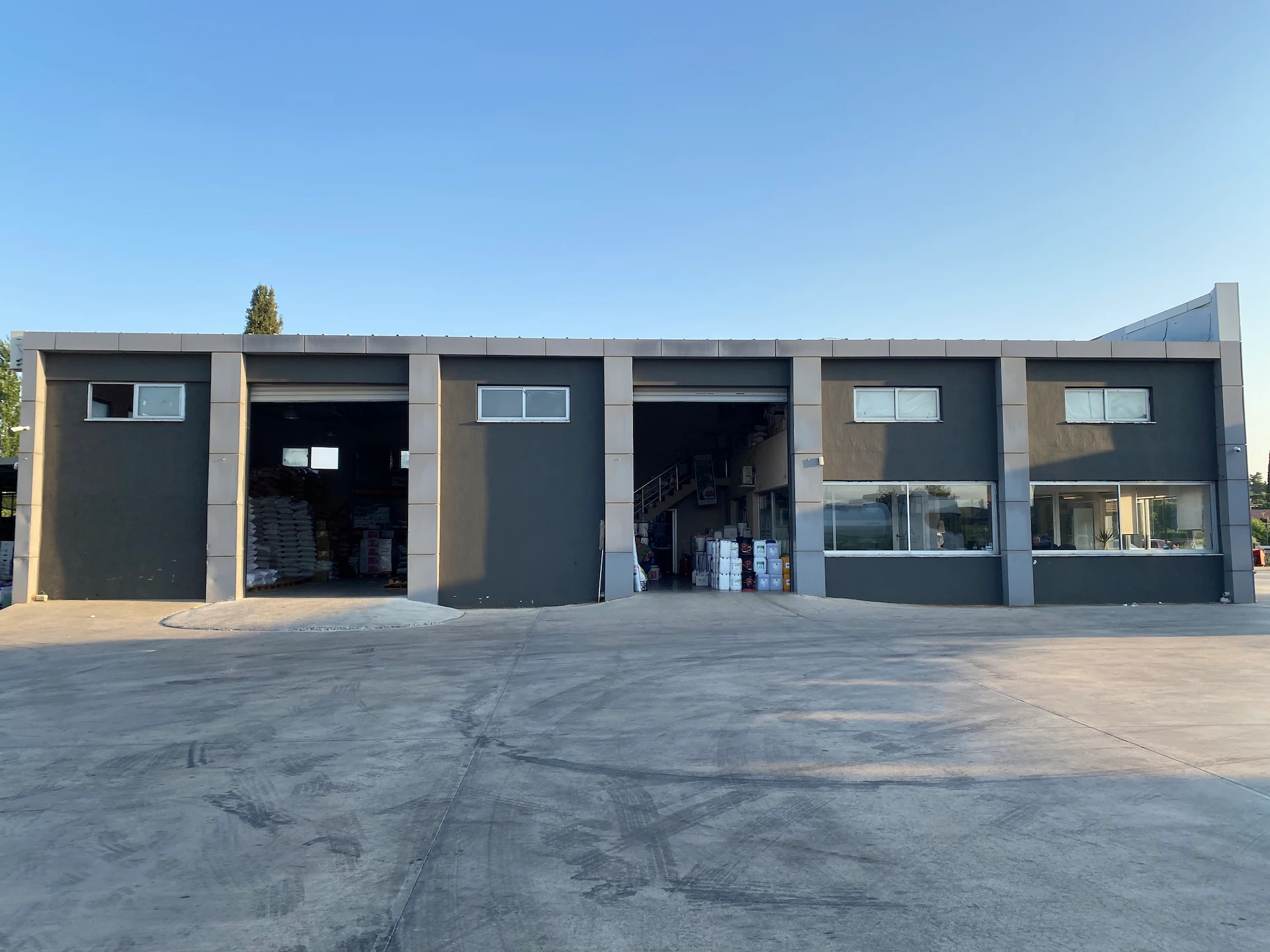 Akdenizli Tarım deposunun yükleme kapıları