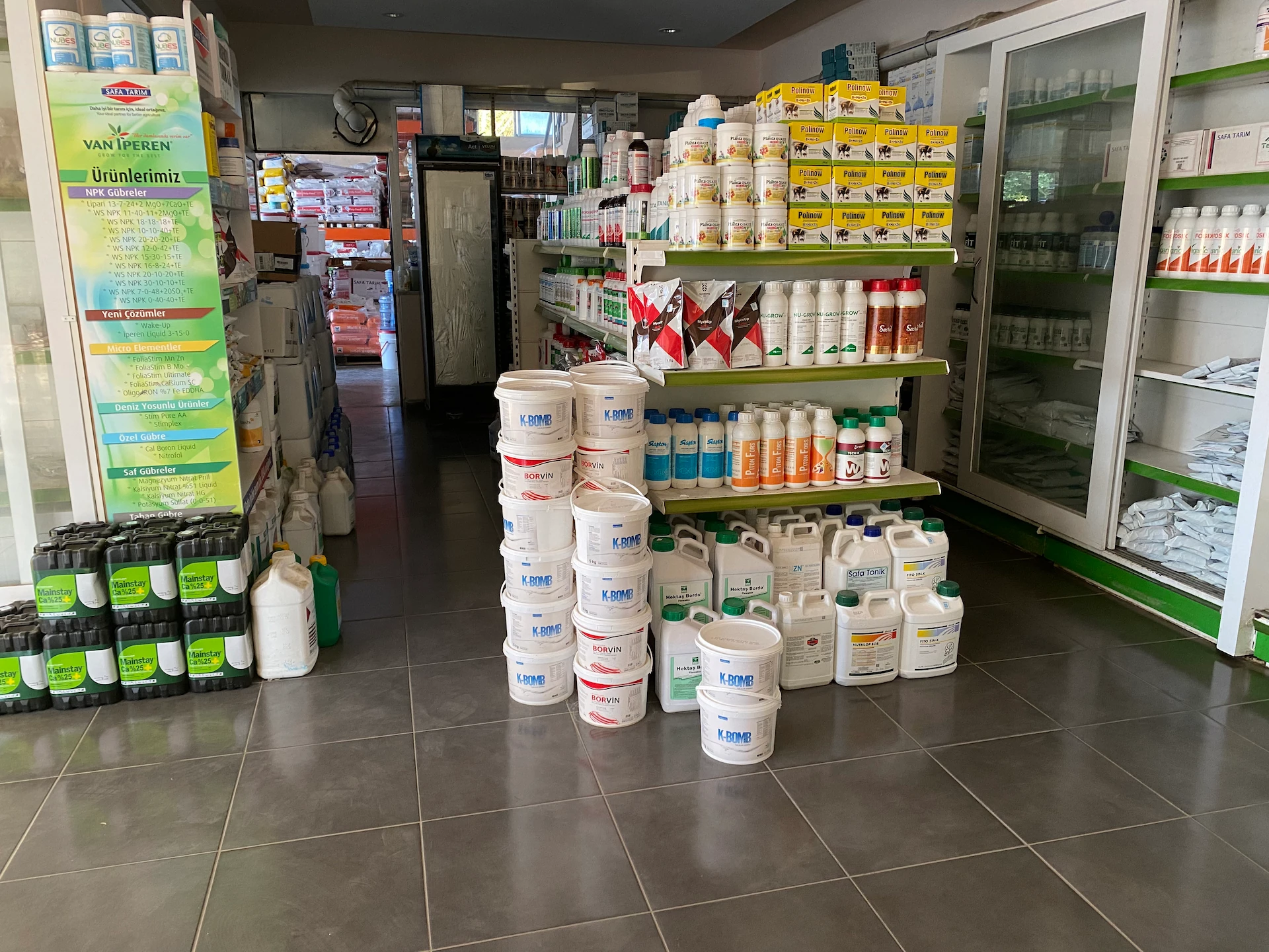Akdenizli Tarım mağazasında ürün reyonları