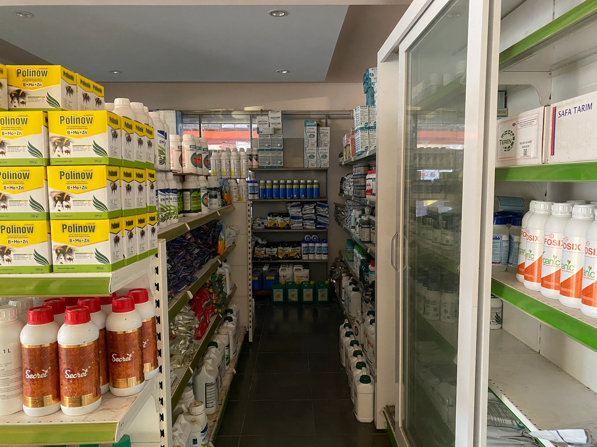 Mağazada zirai mücadele ürünleri koridoru